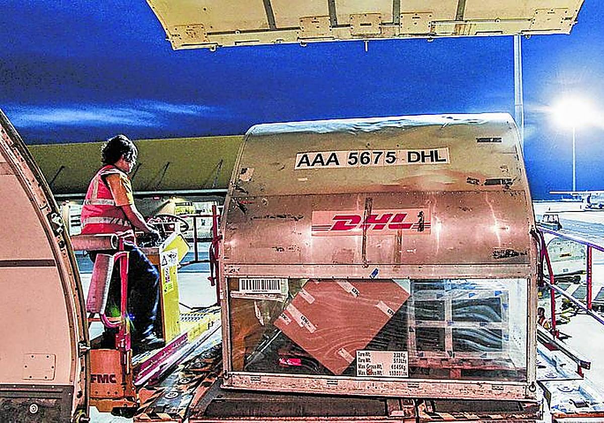 Operaciones de carga en uno de los aviones de DHL.