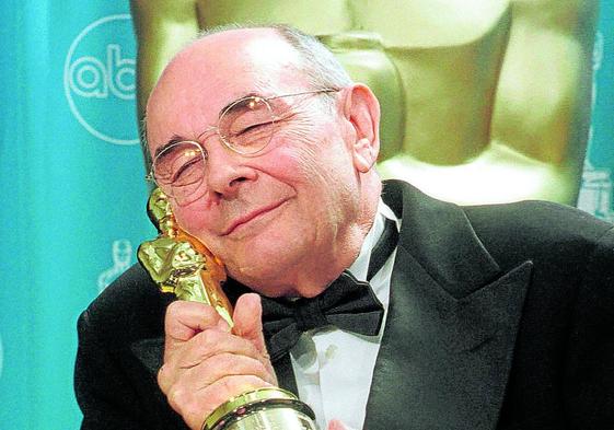 Stanley Donen abraza el Oscar honorífico que recibió en 1998.