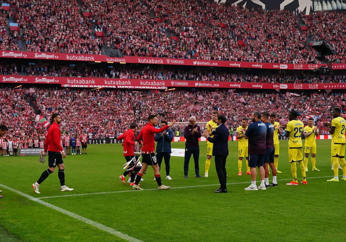 Los jugadores del Villarreal realizan el pasillo a los ganadores de la Copa.