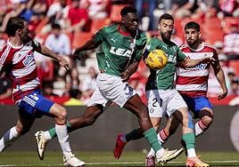 Samu choca con Abde en una acción que ilustra los problemas ofensivos del Alavés durante todo el encuentro.