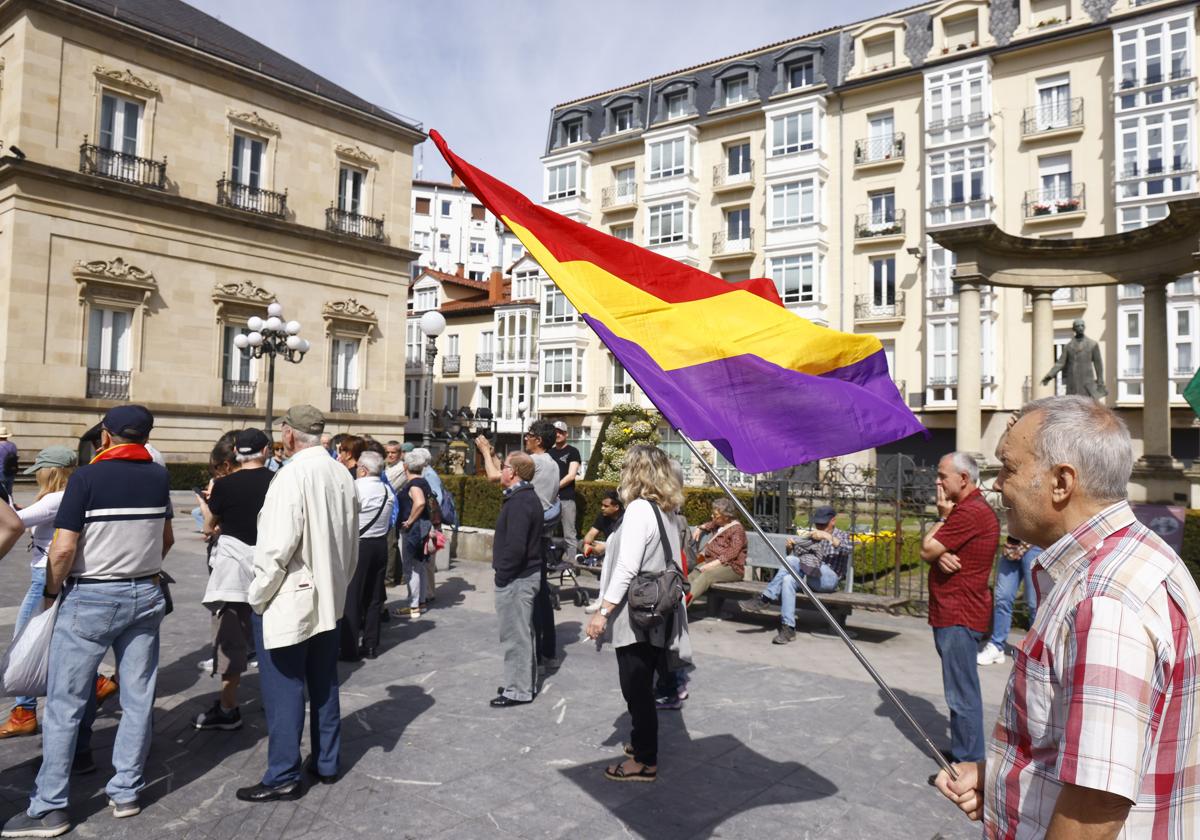 Un simpatizante ondea la bandera republicana frente a la sede oficial de la Diputación de Álava.