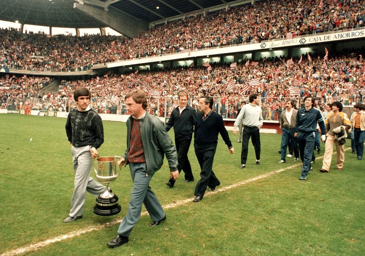 Dani y Clemente brindan la Copa a San Mamés en 1984.