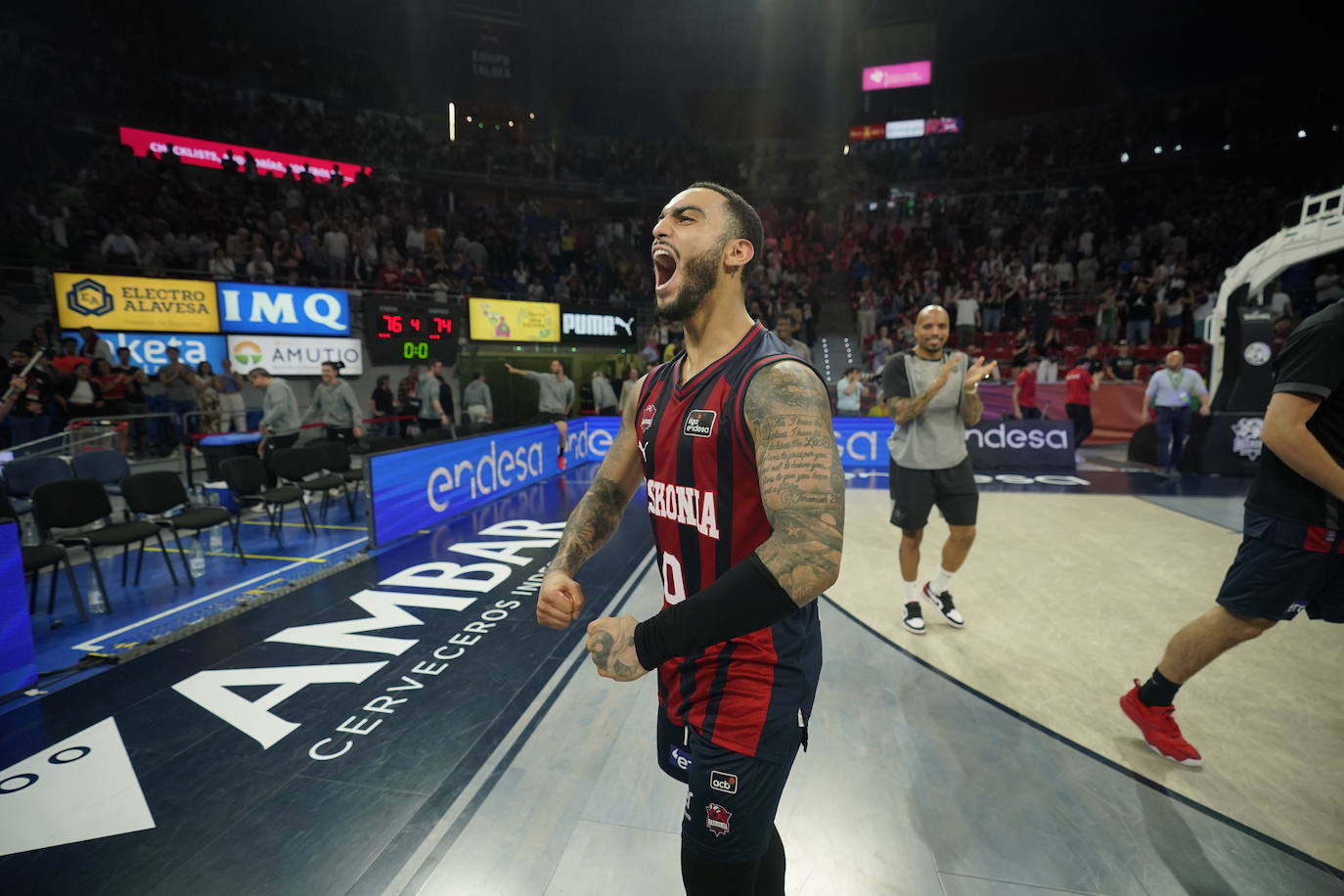 Markus Howard eufórico tras el triple que ha dado la victoria al Baskonia.