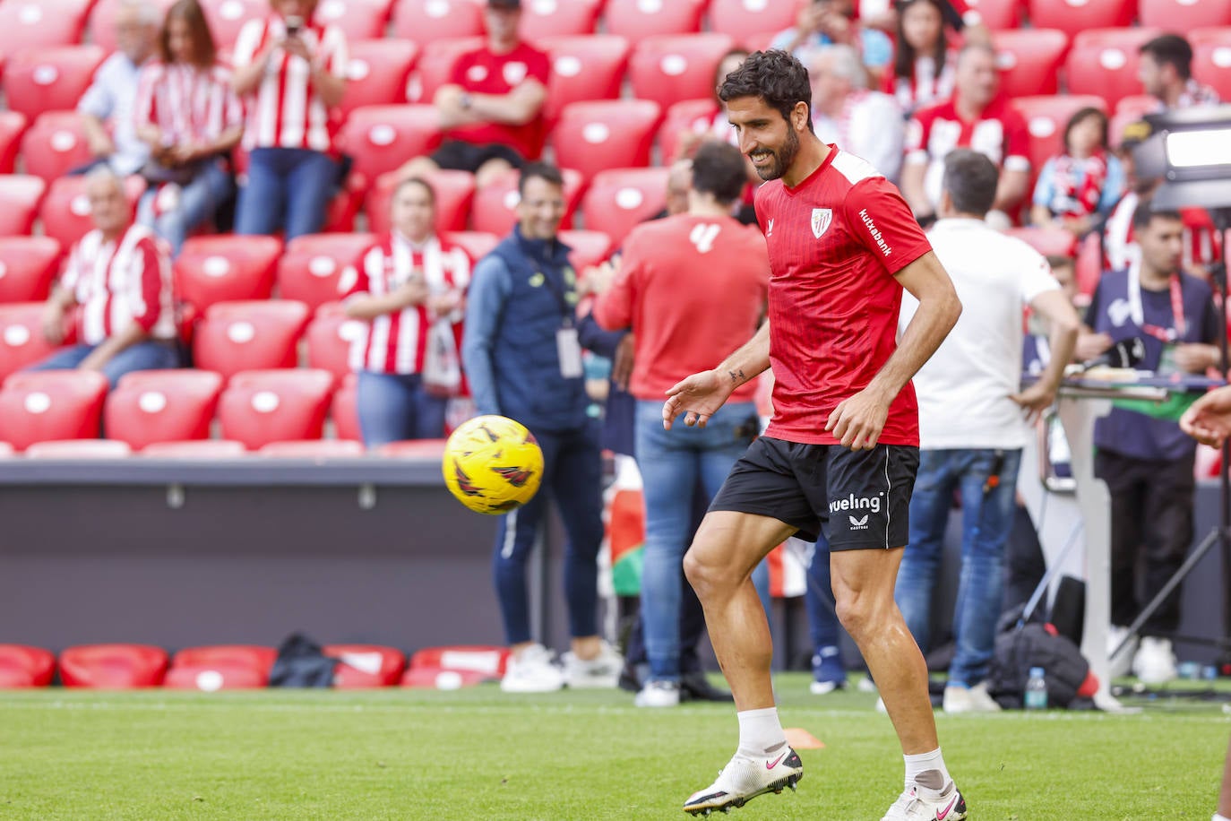 Raúl García, durante el calentamiento del encuentro ante el Villarreal.
