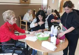 Dos generaciones unidas a través de la manicura