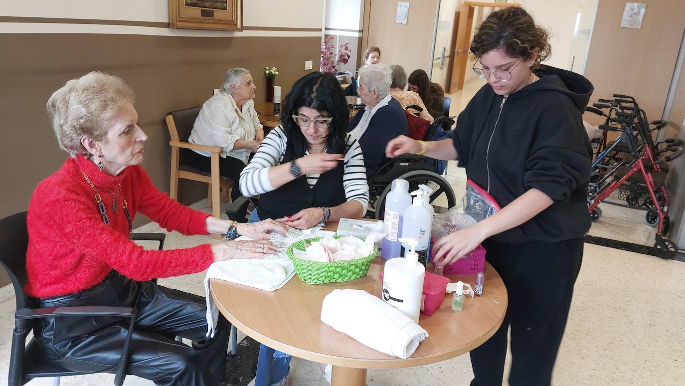 Dos generaciones unidas a través de la manicura