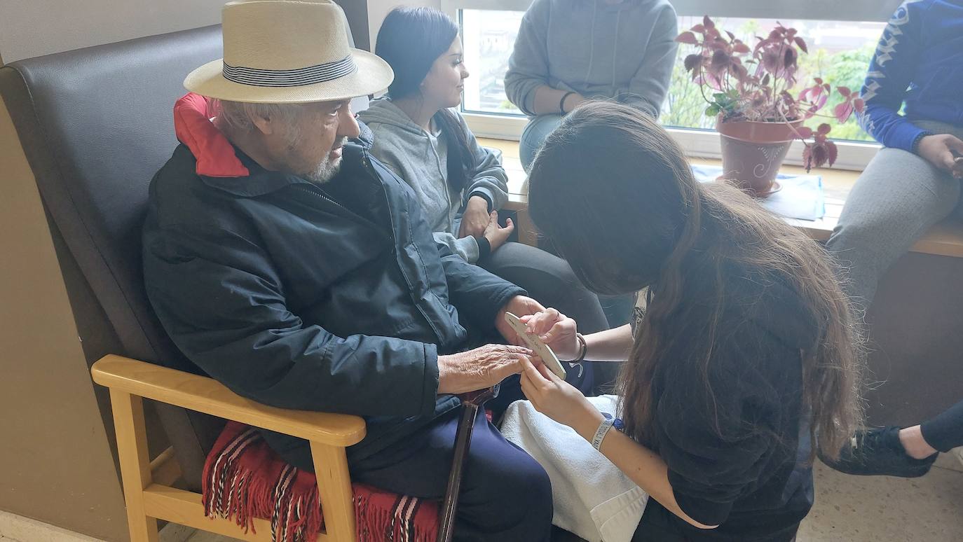 Dos generaciones unidas a través de la manicura