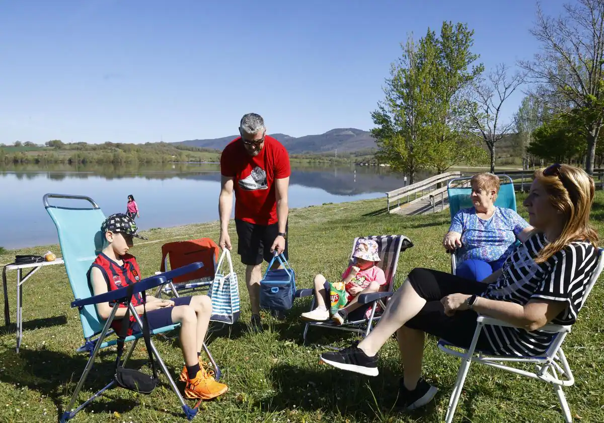 Una familia disfruta del buen tiempo este sábado en el embalse de Garaio.