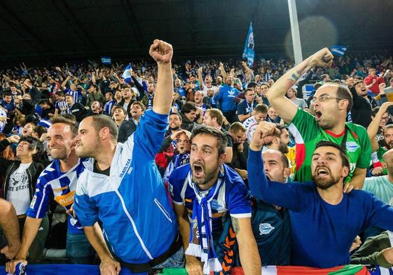 La grada de Mendizorroza celebra un gol del Alavés.