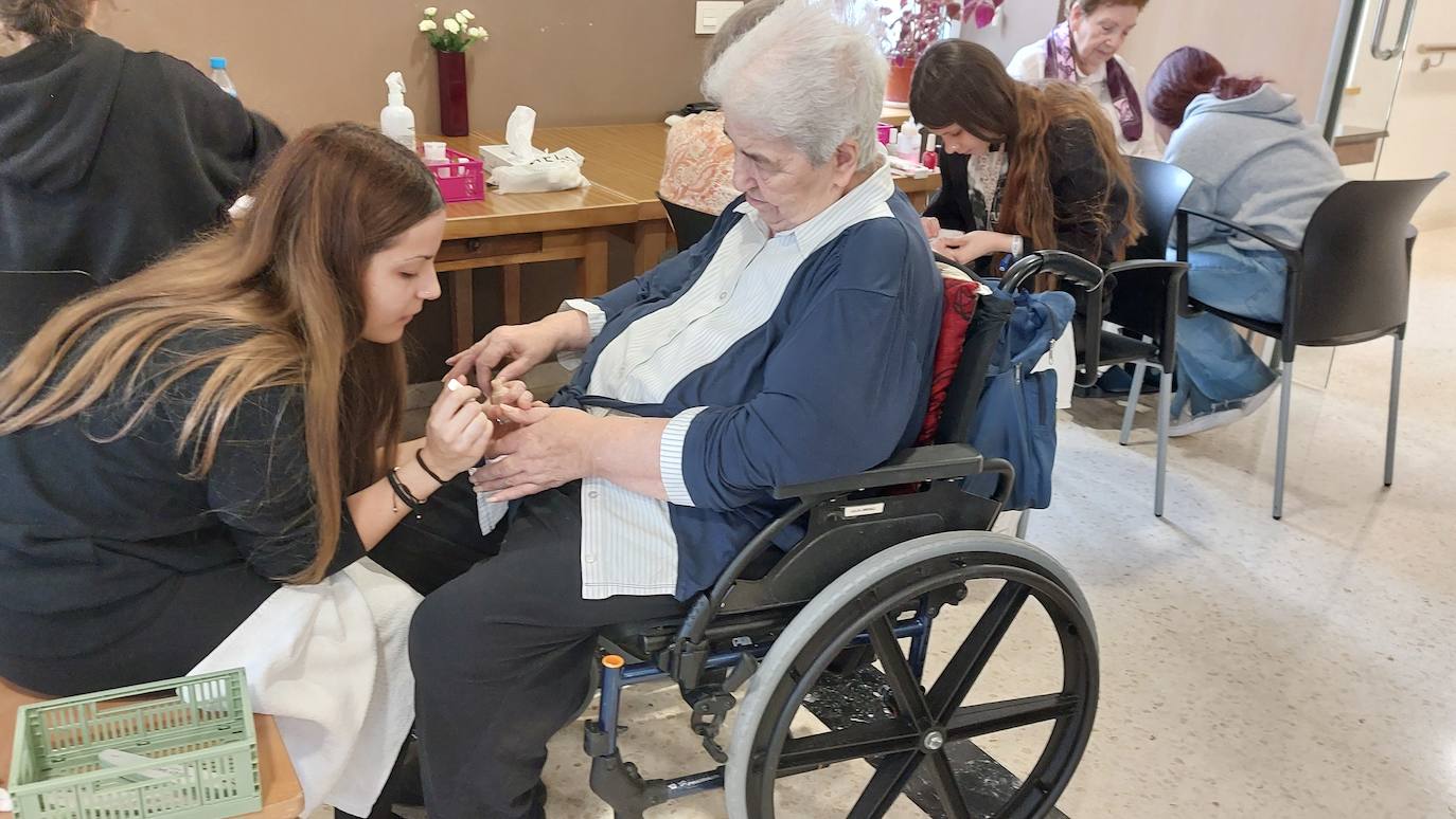 Dos generaciones unidas a través de la manicura