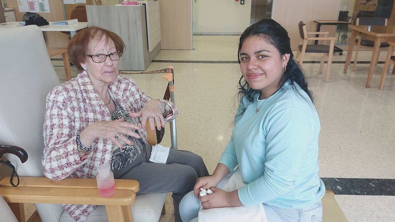 Dos generaciones unidas a través de la manicura