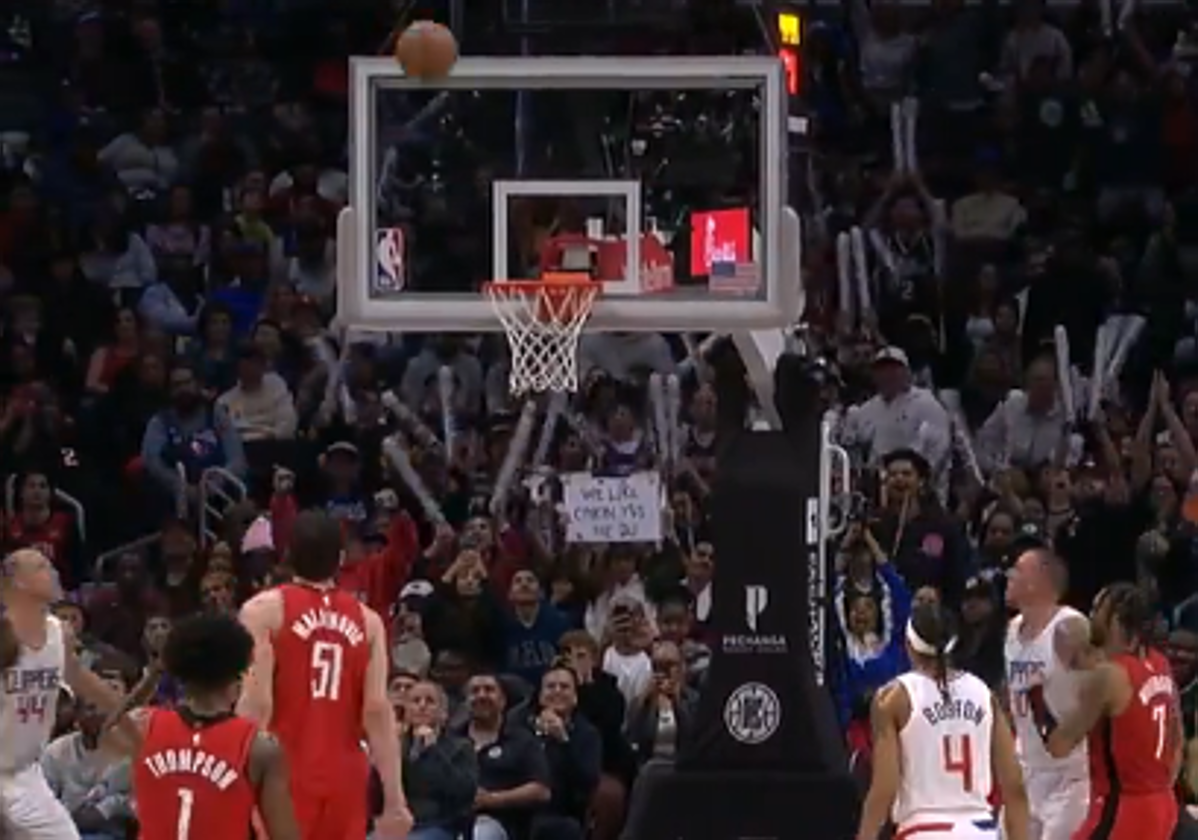 ¡Fiesta en la NBA! Falla a propósito su segundo tiro libre para que repartan alitas de pollo a los aficionados