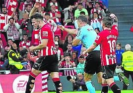 Paredes y Muniain protestan cuando Cuadro Fernández señala el polémico penalti.