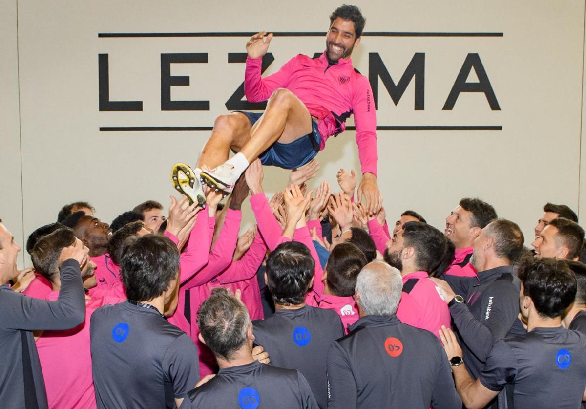 Jugadores y cuerpo técnico del Athletic mantean a Raúl García en el gimnasio de Lezama tras comunicarles su decisión de retirarse del fútbol a final de temporada.