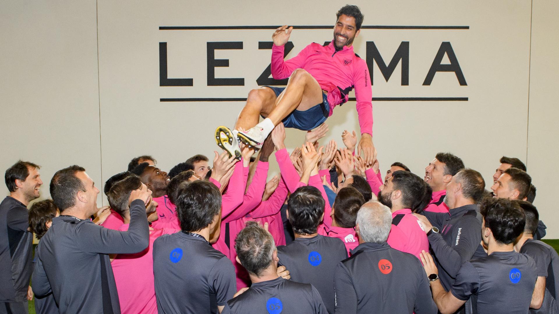 Raúl García anuncia a sus compañeros del Athletic su retirada a final de temporada