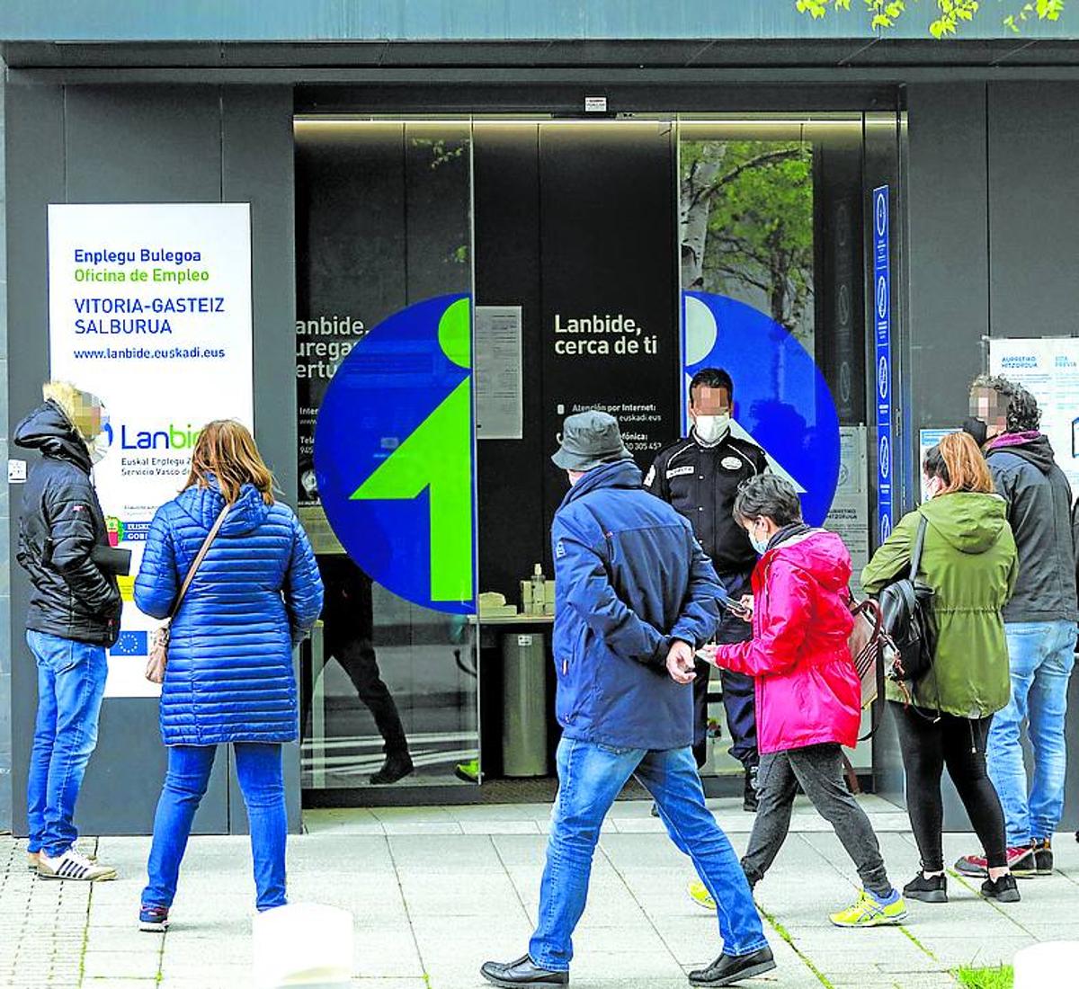 Personas ante una oficina de Lanbide en Vitoria.