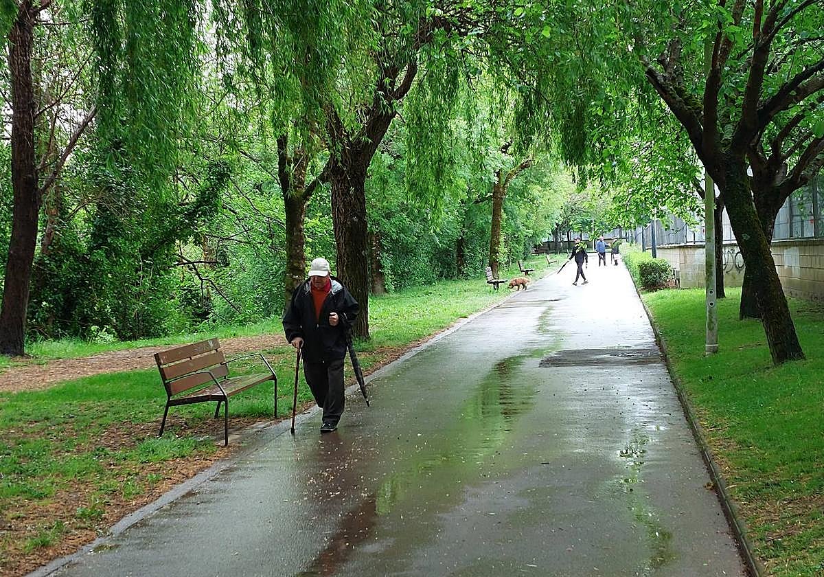 Los paseantes caminan por el bidegorri de Landako en Durango.