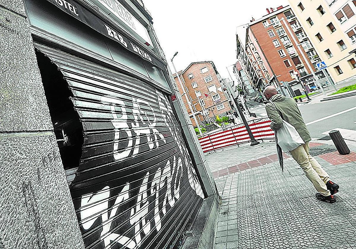 Una de las persianas del local aparecía ayer abombada.