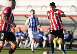 Peio Canales conduce el balón en Lezama ante el Izarra.