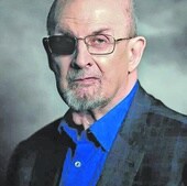 Salman Rushdie perdió un ojo en el atentado que sufrió en 2022.