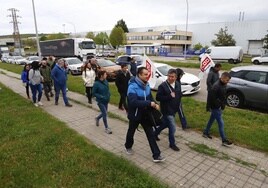 Varios trabajadores de Aciturri en el inicio de la primera jornada de huelga avanzan hacia el centro de Miranda.