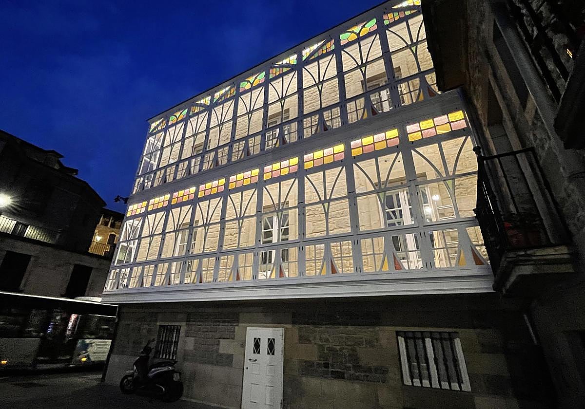 El mirador de El Palmeral luce restaurado en la noche vitoriana.