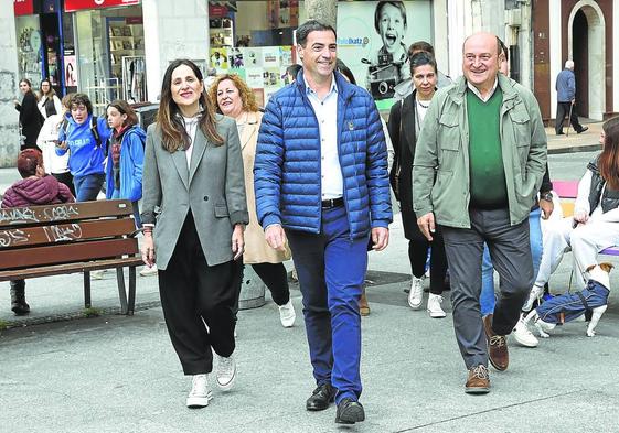 Imanol Pradales, flanqueado de Bakartxo Tejeria y Andoni Ortuzar, pasea por Eibar donde ayer celebró un mitin.
