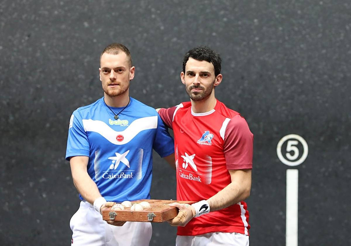 Laso y Altuna III, con el material escogido este martes en el frontón Bizkaia.