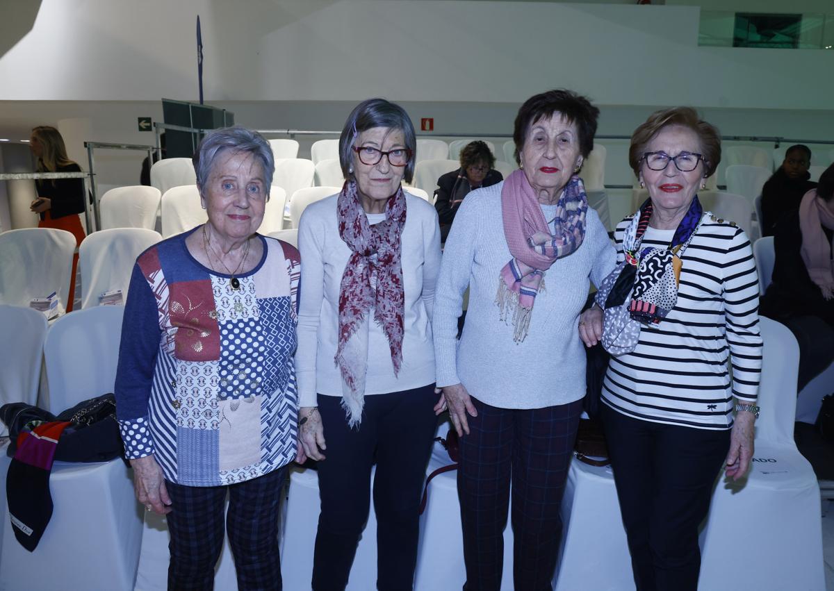 Imagen secundaria 1 - Sin una audiencia atenta a las tendencias, no puede haber desfile. Entre el público, Mónica Borinaga, Blanca Pérez, Luz Gastón, Pilar Barrera y María Luisa García. Por su parte, Esperanza Basilio, Lourdes Arrea, Esther Garro y Satur González presenciaron en primera fila la pasarela. Y, por último, la mirada del jurado, formado por Zuriñe Zárate, de Kutxabank, Nuria López de Letona e Inma Espizua.