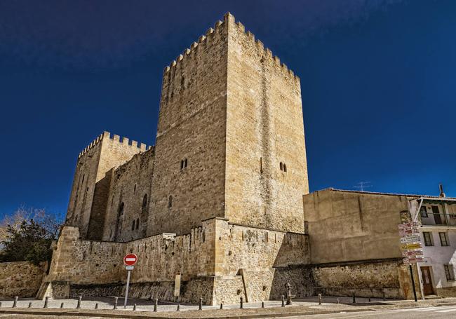 Alcázar de los Condestables se alza imponente en Medina de Pomar.