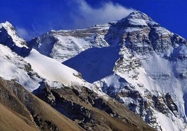 Everest mendiaren iparraldeko isurialdea. Bide normala ezkerreko gailurretik doa.