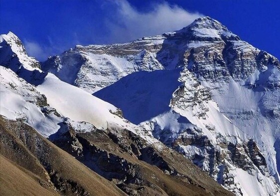 Everest mendiaren iparraldeko isurialdea. Bide normala ezkerreko gailurretik doa.