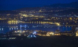 Vista nocturna de la localidad de Getxo, con el Puerto Deportivo en el centro de la imagen.