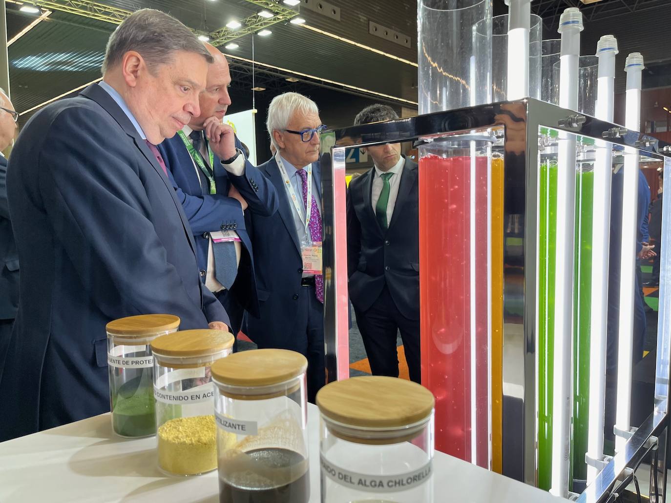 Planas en el stand del País Vasco, donde Neiker presentaba una investigación sobre el cultivo de microalgas como complemento a la agricultura.