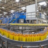 La planta de Etxabarri-Ibiña ya impulsó en 2020 la primera bebida de gas en un plástico con el que reduce en un 40% la huella de carbono.
