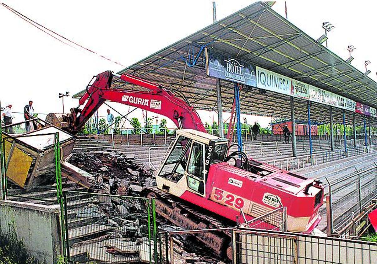 Imagen principal - La piqueta actúa sobre la General (1998), el estadio, sin cerramiento en las esquinas y la emblemática torre de Radio Vitoria. 