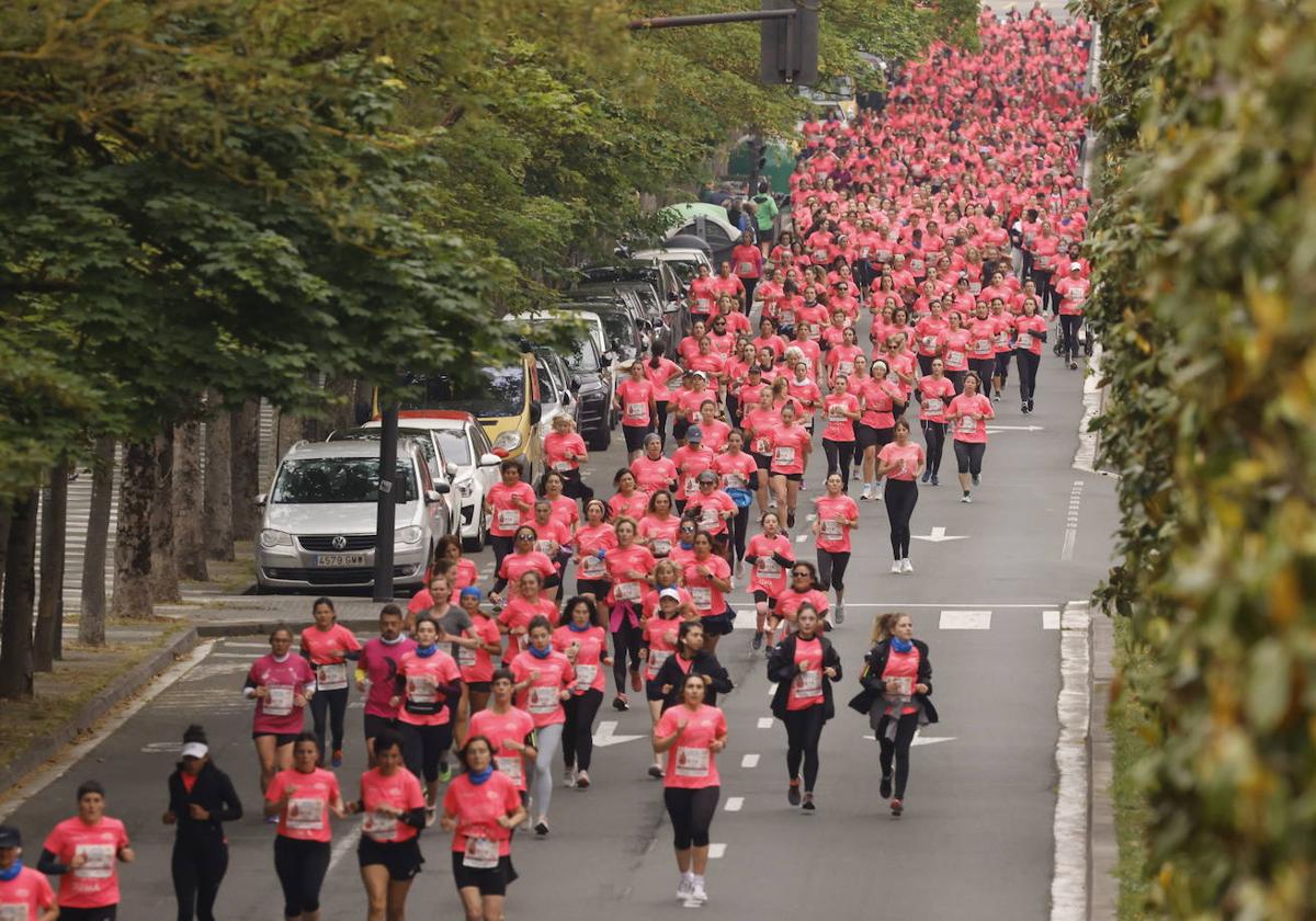 La marea rosa inundó las calles de Vitoria el año pasado.