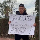 El emotivo vídeo de un joven con cáncer que pide un abrazo en las calles de Barcelona