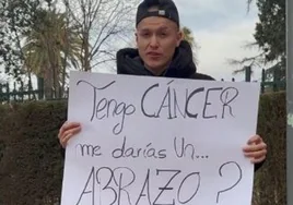 El emotivo vídeo de un joven con cáncer que pide un abrazo en las calles de Barcelona