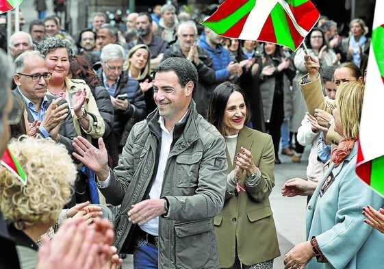 Imanol Pradales y Bakartxo Tejeria saludan a los asistentes a un mitin en San Sebastián.