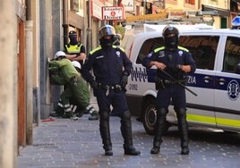 Agentes de la Policía Local, durante un operativo en el Casco Viejo anterior a los hechos.