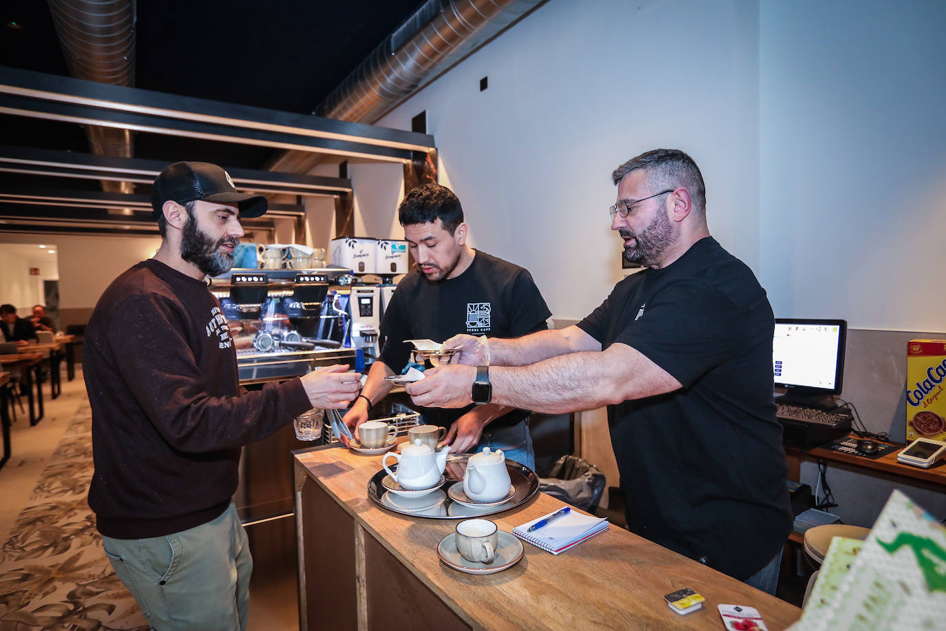 La nueva cafetería del Casco Viejo con las mejores tartas en la que un robot hace de camarero