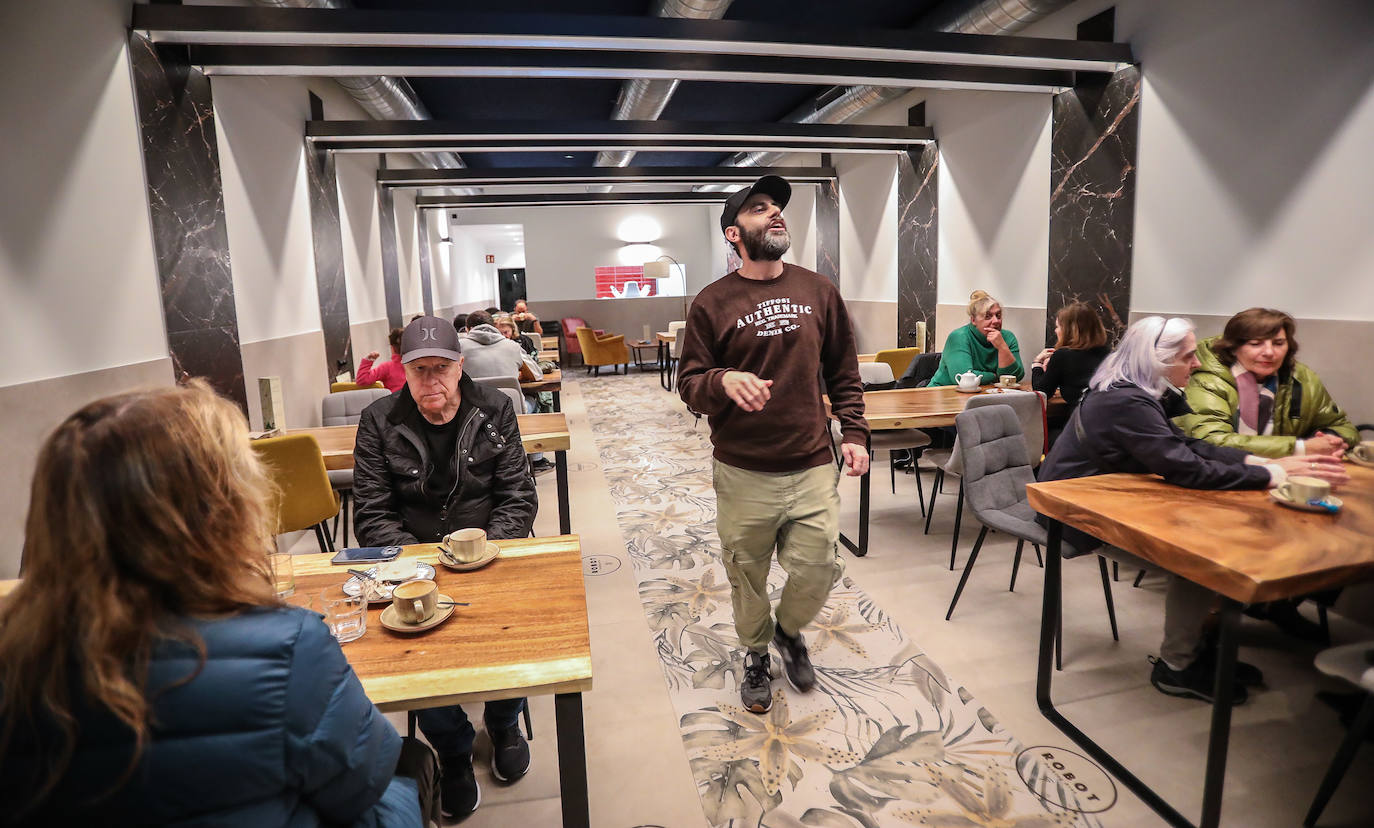 La nueva cafetería del Casco Viejo con las mejores tartas en la que un robot hace de camarero