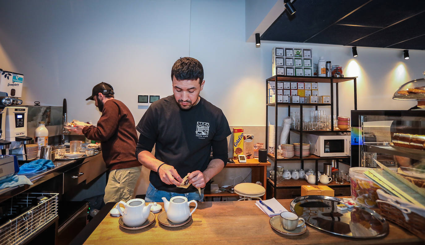 La nueva cafetería del Casco Viejo con las mejores tartas en la que un robot hace de camarero