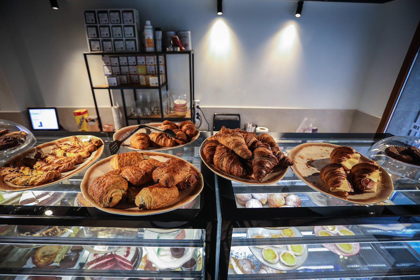 La nueva cafetería del Casco Viejo con las mejores tartas en la que un robot hace de camarero