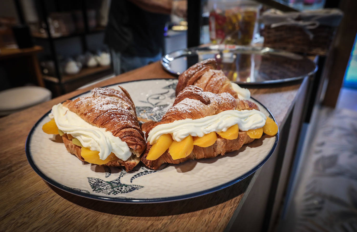 La nueva cafetería del Casco Viejo con las mejores tartas en la que un robot hace de camarero