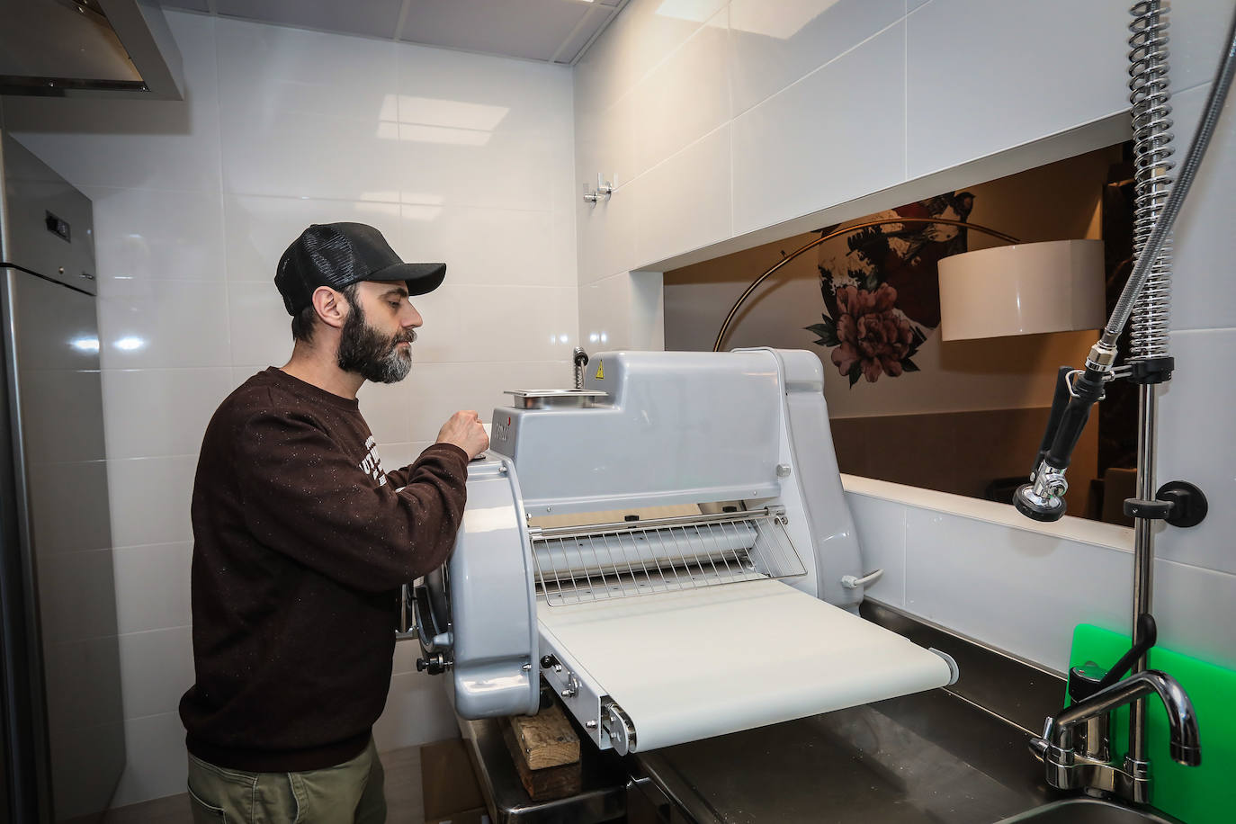 La nueva cafetería del Casco Viejo con las mejores tartas en la que un robot hace de camarero