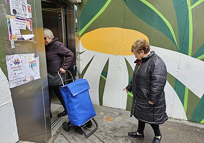 Una vecina muestra los restos de heces a la entrada de uno de los ascensores.