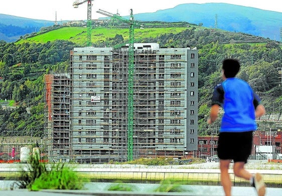 Un joven corre frente a los tres bloques que la cooperativa y Jaureguizar levantan en la Punta Norte de Zorrozaurre.