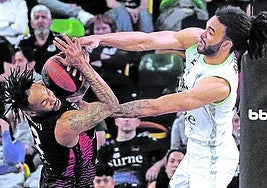 Killeya-Jones tapona a un jugador del Chemnitz.